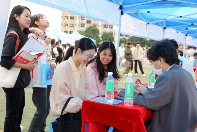 各個展位前聚集了眾多求職的學生。