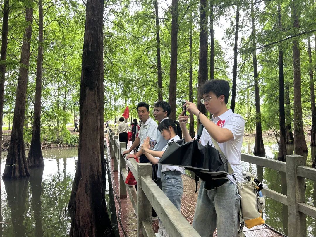 參賽學子游七星巖景區。肇慶市融媒體中心記者 林琳 攝 參賽學子游七星巖景區。肇慶市融媒體中心記者 林琳 攝