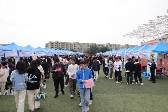 廣東省2025屆普通高校畢業生系列供需對接活動(綜合類專場)在肇慶學院舉辦。